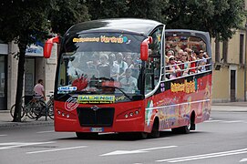 Varios vehículos de vacaciones en la Cittadella de Garda (Verona), Italia.