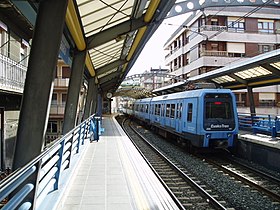 Rame Euskotren S-200 quittant la gare en direction d'Irun.