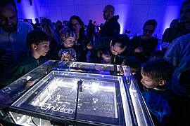 Visitors around cloud chamber during Researchers' Night