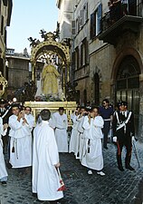 Madonna della Fiumarola bärs i procession.