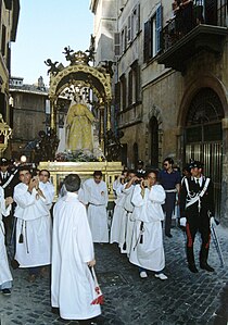 Festa de' Noantri, na qual a Madonna Fiumarola é levada em procissão pelas ruas do Trastevere.