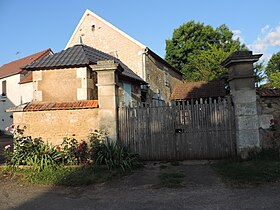 Autre entrée de l'ancien château fortifié, située près d'un pigeonnier.