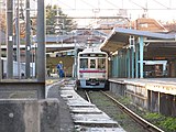 1番線に停車中の列車（2016年11月。左は降車専用ホーム）