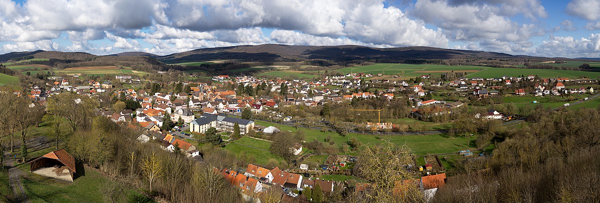 Panoramablick über Jesberg vom Turm der Burg Jesberg. Im Hintergrund der Wüstegarten.