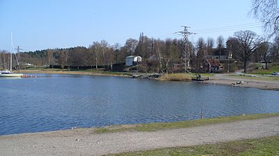 Kyrkviken på Lidingö. Till höger på höjden syns Lidingö kyrka.