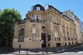 Lycée au no 9.