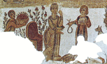 Détail avec trois personnages, deux personnages féminins dont l'une tend un bijou à l'autre, richement vêtue et à gauche un personnage masculin apporte des roses dans un panier