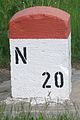 Ein Kilometerstein entlang der N20