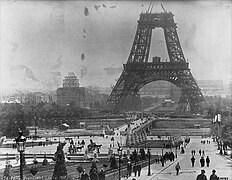 Durante la construcción de la torre Eiffel.