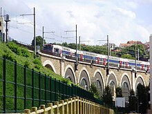 Une rame du RER C circulant sur le viaduc d'Issy.