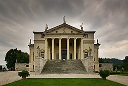 La villa qui porte son nom présente en haut d'un large escalier, de hautes colonnes en façade, surmontées d'un fronton