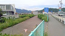 路軌遺址鋪設了柏油路，旁邊為國道303號 （2017年5月）