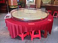 Table divinatoire comportant un grand luopan de 152 cm[1].