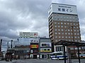 広場の西側には東横インなどのビルが建っている