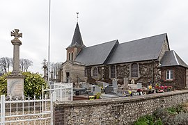 L'église Saint-Amand et le monument aux morts.