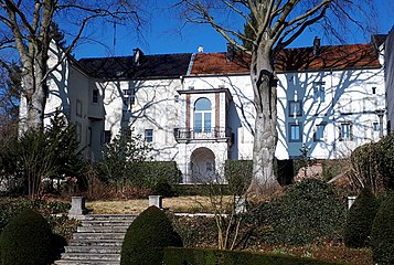 Ehemalige Ateliergebäude; Veranda mit Insignien The Losen im Balkongitter