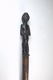 Baton à pommeau sculpté[4].