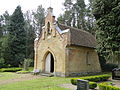 Kapelle mit Mauer und Allee