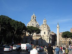 Santa Maria de Loreto, en primer plano, y la SS. Nome di Maria