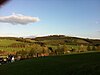 Blick vom Südrand von Erndtebrück südostwärts zur Ebschloh, dem Hausberg der Ortschaft mit Kuppel der Erndtebrücker Radarstation