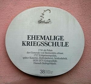 Plakette des Fremdenverkehrsvereins Ludwigsburg am Gebäude der ehemaligen Kriegsschule