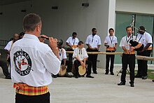 Sonneurs du bagad Gwadloup en costumes à Lorient.