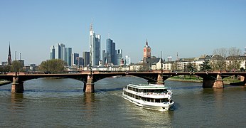 Puente sobre el río Meno