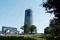 Der erste Turm (erbaut 1939), heute noch für Telekommunikation in Betrieb