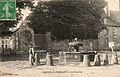 La fontaine sur une carte postale ancienne