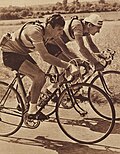 Les deux coéquipiers de l'équipe de France, Nello Lauredi et Bernard Gauthier roulent vers Rouen prendre la victoire d'étape et le maillot jaune.