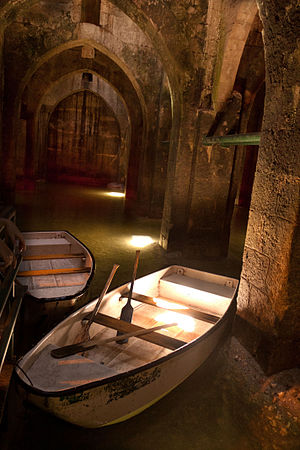 בריכת הקשתות - מאגר מים תת-קרקעי בעיר ברמלה.