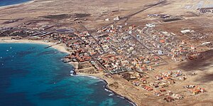 Vista aérea sobre Santa Maria. A praia é visível no lado esquerdo da imagem.