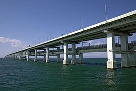 Puente R Sky Gate en el aeropuerto internacional de Kansai, Osaka, Japón, es el puente en celosía de dos pisos más largo del mundo. Soporta tres carriles de tráfico de automóviles en la parte superior y dos de ferrocarril debajo, con nueve tramos de celosía.