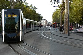 Le tramway de Tours, ici place Jean Jaurès. Son design très moderne lui donne une esthétique originale.