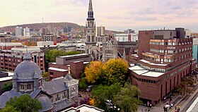 Campus central de l'Université du Québec à Montréal, une des nombreuses universités du système éducatif supérieur canadien.