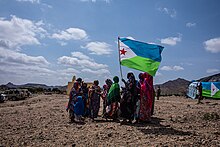 Un groupe de femmes danse en arborant le drapeau national, dans le village de God Daawo, Djibouti