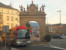 Entrada a Segovia de un autobús de la línea VAC-246 de largo recorrido que la conecta con Madrid