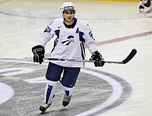 Photographie de Vincent Bachet avec le maillot blanc de l'équipe de France