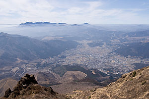 北東から（由布岳山頂から）の由布院盆地 左奥に九重連山