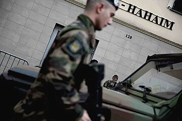 Après les attentats de 2015, opération Sentinelle près de la synagogue Or Hahaim de Belleville, 20e arrondissement de Paris, décembre 2015.