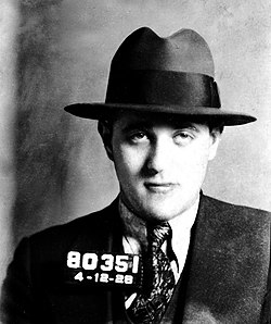 Bugsy Siegel poliisin pidätyskuvassa 22-vuotiaana New Yorkissa