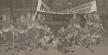 Photographie de l'équipe 1992-1993 d'Épinal remerciant ses supporters à la fin de la saison sur la glace de Poissompré.