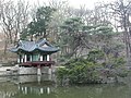 Pagoda Buyong-jeon en el jardín secreto del Biwon en Changdeokgung.