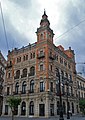 L'édifice de Telefónica situé à l'angle sud-est de la place, œuvre de l'architecte Juan Talavera y Heredia, construit entre 1926 et 1929.