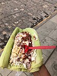 Esquites en hoja de maíz con salsa de chapulín