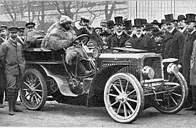 Ettore Bugatti et sa De Dietrich-Bugatti Type 3 (1902).