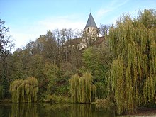 L'église vue du bassin.