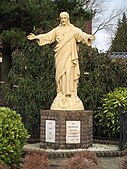 Statue Le Sacré-Cœur de Jésus an der Sint-Matthiaskerk in Sint Anthonis, Niederlande