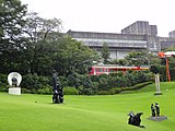 彫刻の森美術館の敷地の脇を通る登山電車