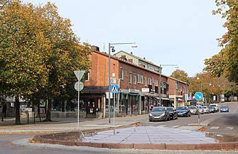 Cirkulationsplatsen där Hjälmarsvägen, Årstavägen och Bråviksvägen möts, oktober 2011.